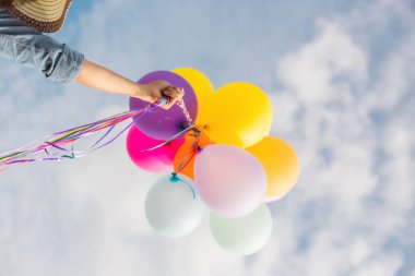 Güzel kız sahilde balonlarla atlama