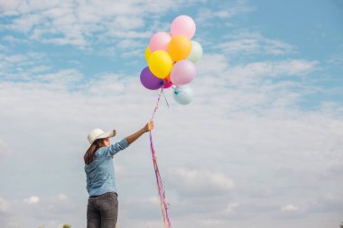Güzel kız sahilde balonlarla atlama