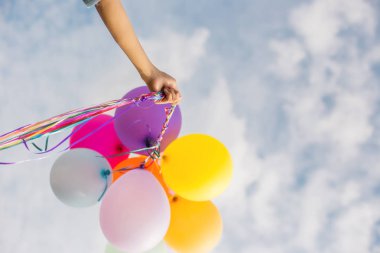 Güzel kız sahilde balonlarla atlama