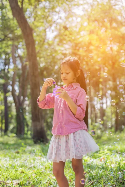 Gadis Kecil Lucu Mengenakan Kemeja Merah Muda Meniup Gelembung Taman — Stok Foto
