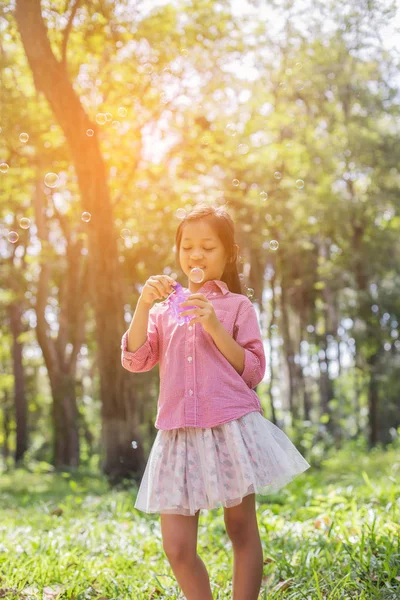 Gadis Kecil Lucu Mengenakan Kemeja Merah Muda Meniup Gelembung Taman — Stok Foto