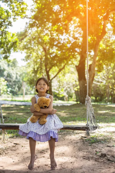 Gadis Kecil Yang Lucu Duduk Ayunan Boneka Beruang Duduk Dengan — Stok Foto