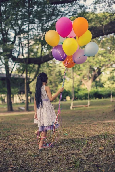 フィールドでの風船を持つ少女 — ストック写真