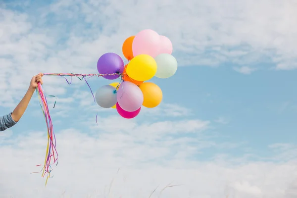 Gadis Cantik Melompat Dengan Balon Pantai — Stok Foto