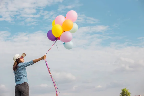 Bella Ragazza Che Salta Con Palloncini Sulla Spiaggia — Foto Stock