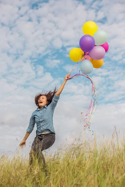 Güzel kız sahilde balonlarla atlama