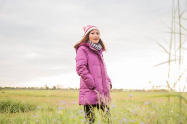 Genç kadın çiçek kış hava dolu bir alanda oynuyordum.