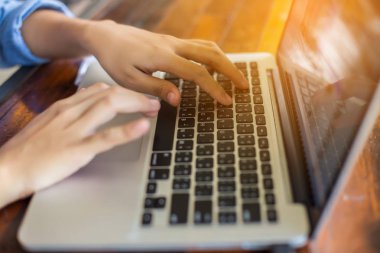 Dizüstü bilgisayarın dokunmatik pedinde el kontrolü.