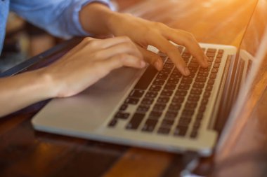 Dizüstü bilgisayarın dokunmatik pedinde el kontrolü.