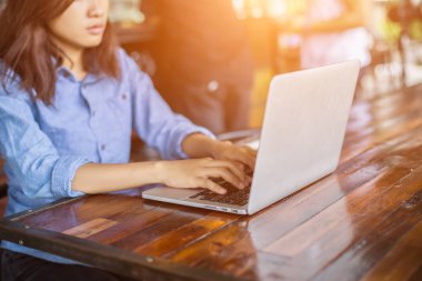 Dizüstü bilgisayarın dokunmatik pedinde el kontrolü.