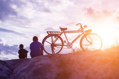 Motorcu aile siluet baba ve oğul