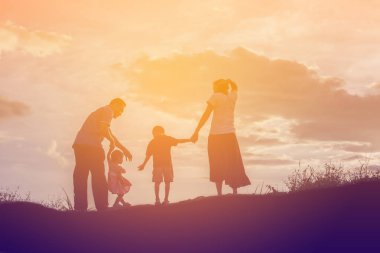 Yolda günbatımı zamanında dans mutlu bir aile. Akşam parti niteliğine