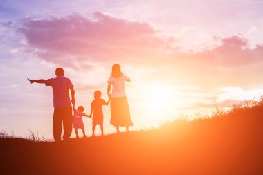 Yolda günbatımı zamanında dans mutlu bir aile. Akşam parti niteliğine