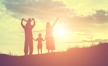 Yolda günbatımı zamanında dans mutlu bir aile. Akşam parti niteliğine