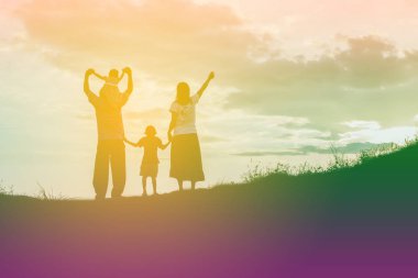 Yolda günbatımı zamanında dans mutlu bir aile. Akşam parti niteliğine