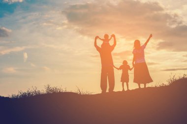 Yolda günbatımı zamanında dans mutlu bir aile. Akşam parti niteliğine