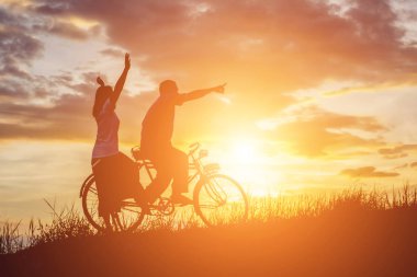 tatlı genç çift bisiklet aşk mutlu zamanında silüeti