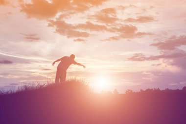 Günbatımındaki adam