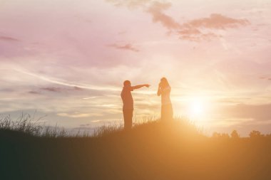 Çift silueti ilişkiyi bitiriyor.