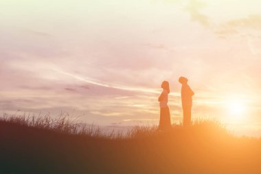 Çift silueti ilişkiyi bitiriyor.