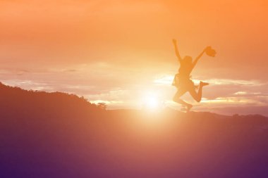 Güzel bir arka plan için dua eden bir kadın silueti.