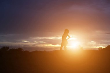 Güzel bir arka plan için dua eden bir kadın silueti.