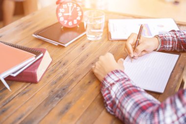 Erkek ve kadın çalışma, iş kavramı arka plan üzerinde grafiklerle belge görüntüsü