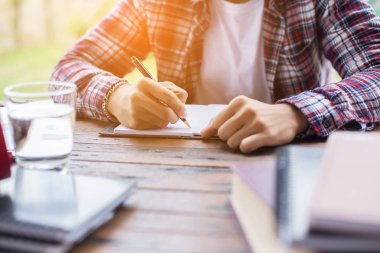 Erkek ve kadın çalışma, iş kavramı arka plan üzerinde grafiklerle belge görüntüsü