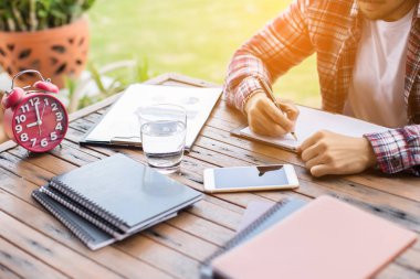 Erkek ve kadın çalışma, iş kavramı arka plan üzerinde grafiklerle belge görüntüsü