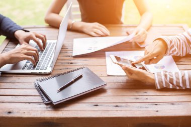 İş ekibi ofiste otururken dizüstü bilgisayarda çalışıyor. İş adamları.