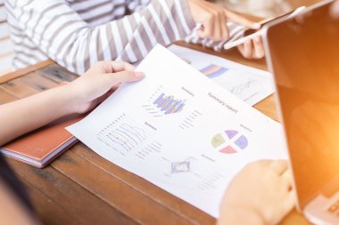 İş ekibi ofiste otururken dizüstü bilgisayarda çalışıyor. İş adamları.