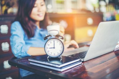 Dizüstü bilgisayarın dokunmatik pedinde el kontrolü.