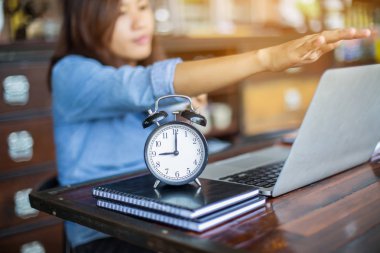 Dizüstü bilgisayarın dokunmatik pedinde el kontrolü.