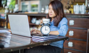 Dizüstü bilgisayarın dokunmatik pedinde el kontrolü.