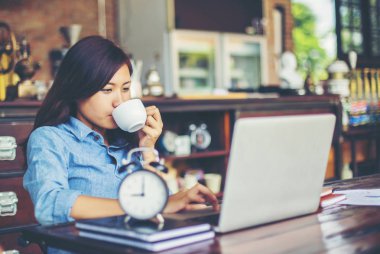 Dizüstü bilgisayarın dokunmatik pedinde el kontrolü.
