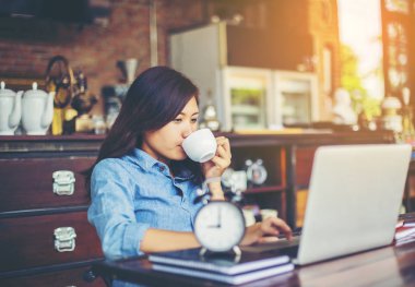 Dizüstü bilgisayarın dokunmatik pedinde el kontrolü.