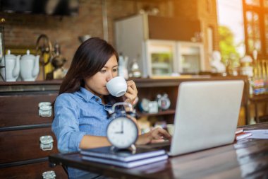 Dizüstü bilgisayarın dokunmatik pedinde el kontrolü.