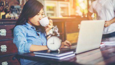 Dizüstü bilgisayarın dokunmatik pedinde el kontrolü.