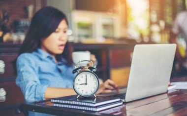 Dizüstü bilgisayarın dokunmatik pedinde el kontrolü.