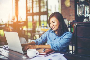 Dizüstü bilgisayarın dokunmatik pedinde el kontrolü.