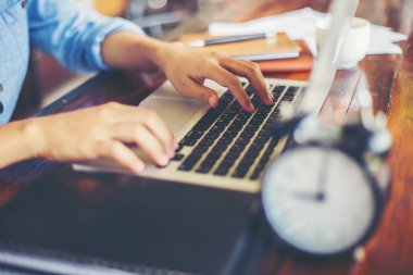 Dizüstü bilgisayarın dokunmatik pedinde el kontrolü.