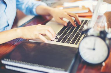 Dizüstü bilgisayarın dokunmatik pedinde el kontrolü.