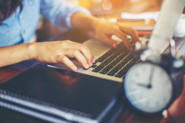 Dizüstü bilgisayarın dokunmatik pedinde el kontrolü.