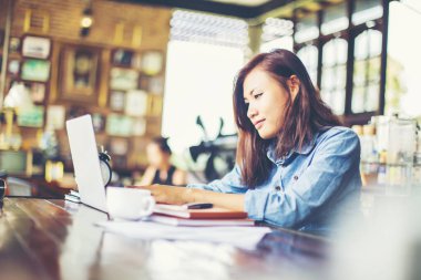 Dizüstü bilgisayarın dokunmatik pedinde el kontrolü.