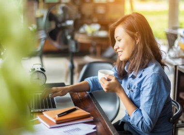 Dizüstü bilgisayarın dokunmatik pedinde el kontrolü.