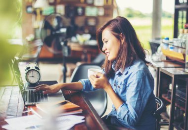 Dizüstü bilgisayarın dokunmatik pedinde el kontrolü.
