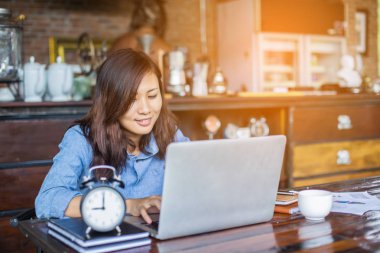 Dizüstü bilgisayarın dokunmatik pedinde el kontrolü.