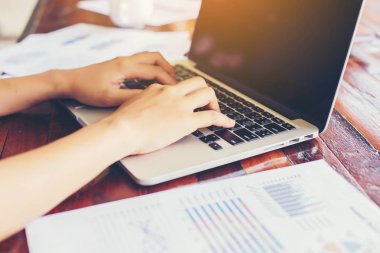 İş ekibi ofiste otururken dizüstü bilgisayarda çalışıyor. İş adamları.