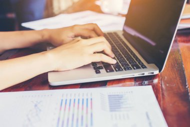 İş ekibi ofiste otururken dizüstü bilgisayarda çalışıyor. İş adamları.