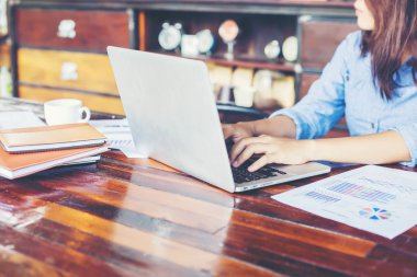 İş ekibi ofiste otururken dizüstü bilgisayarda çalışıyor. İş adamları.